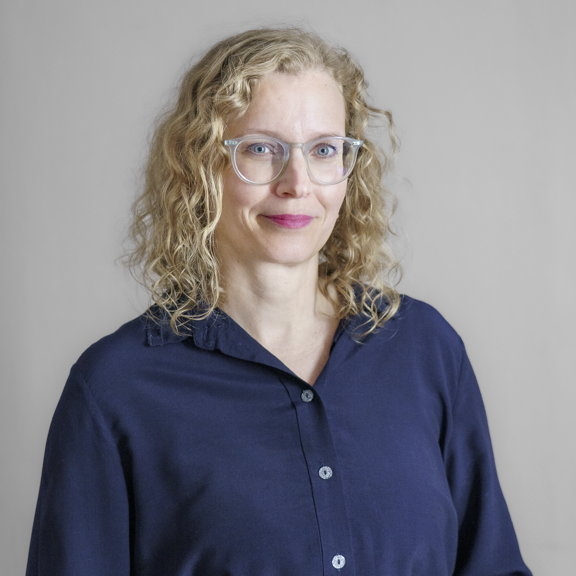 Dr. med Lena Posada Portrait, Dr. med Lena Posada, Fachärztin für Allgemeinmedizin und Anästhesie, Praxis am Gemeindepark